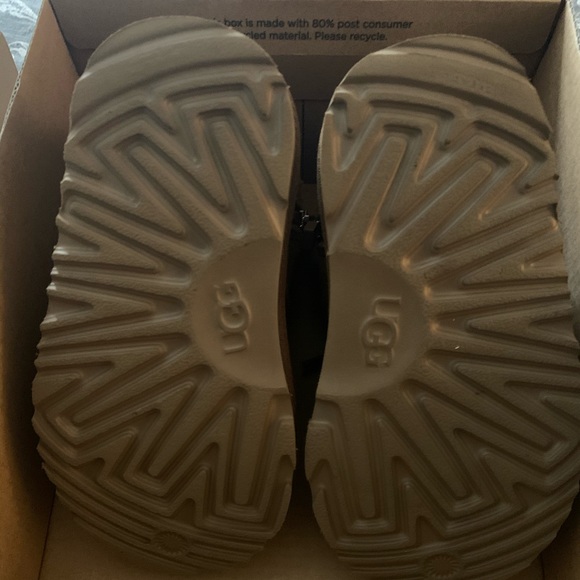 Toddler Uggs size 8c (chestnut) - Picture 5 of 7